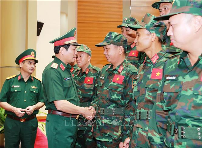 Đại tướng Nguyễn Tân Cương, Ủy viên Trung ương Đảng, Tổng Tham mưu trưởng QĐND Việt Nam, Thứ trưởng Bộ Quốc phòng động viên, giao nhiệm vụ cho các sĩ quan, quân nhân lên đường sang Venezuela làm nhiệm vụ. Ảnh: Trọng Đức - TTXVN