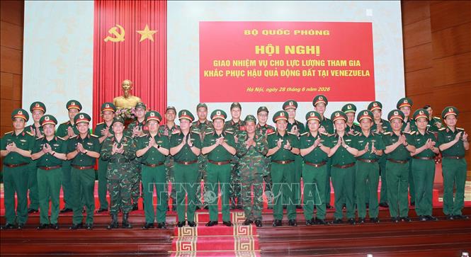 Đại tướng Nguyễn Tân Cương, Ủy viên Trung ương Đảng, Tổng Tham mưu trưởng QĐND Việt Nam, Thứ trưởng Bộ Quốc phòng và đại biểu với các sĩ quan, quân nhân lên đường sang Venezuela làm nhiệm vụ. Ảnh: Trọng Đức - TTXVN