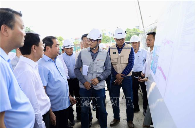 Bí thư Thành ủy Hà Nội Trần Đức Thắng chỉ đạo đẩy nhanh tiến độ, bảo đảm thông xe kỹ thuật Dự án đầu tư xây dựng hầm chui tại nút giao Cổ Linh trước Tết Nguyên đán Đinh Mùi 2027. Ảnh: Văn Điệp – TTXVN