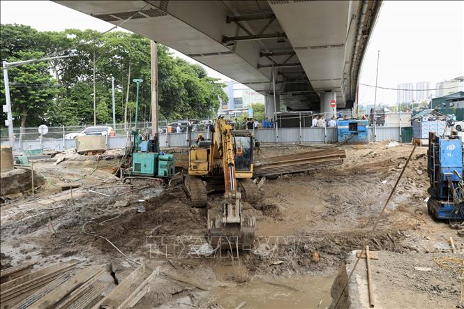 Máy móc, thiết bị triển khai thi công đẩy nhanh tiến độ, bảo đảm thông xe kỹ thuật Dự án đầu tư xây dựng hầm chui tại nút giao Cổ Linh. Ảnh: Văn Điệp – TTXVN