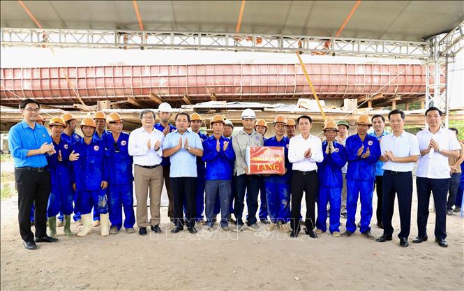Bí thư Thành ủy Hà Nội Trần Đức Thắng thăm hỏi, tặng quà công nhân thi công tại Dự án cải tạo, nâng cấp quốc lộ 6 đoạn Hà Đông - Xuân Mai. Ảnh: Văn Điệp – TTXVN