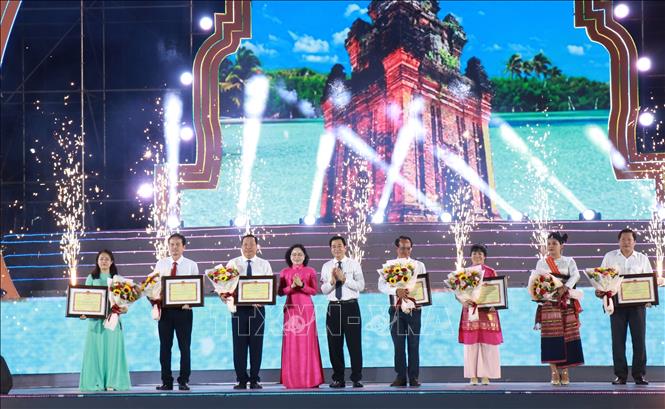 Ban tổ chức trao tặng Bằng khen cho đoàn nghệ nhân, diễn viên quần chúng Bett88 Làm giàu đẳng cấp Chăm 7 tỉnh, thành phố. Ảnh: Phan Sáu - TTXVN
