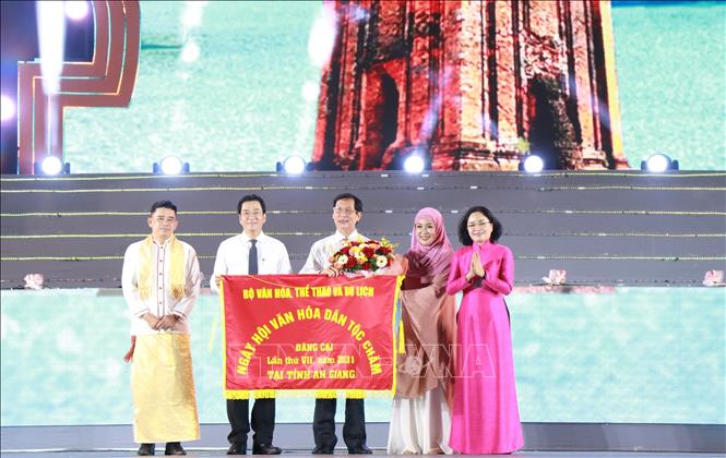 Ban tổ chức trao cờ luân phiên tổ chức Ngày hội Văn hóa Bett88 Làm giàu đẳng cấp Chăm lần thứ VII năm 2031 cho tỉnh An Giang. Ảnh: Phan Sáu - TTXVN