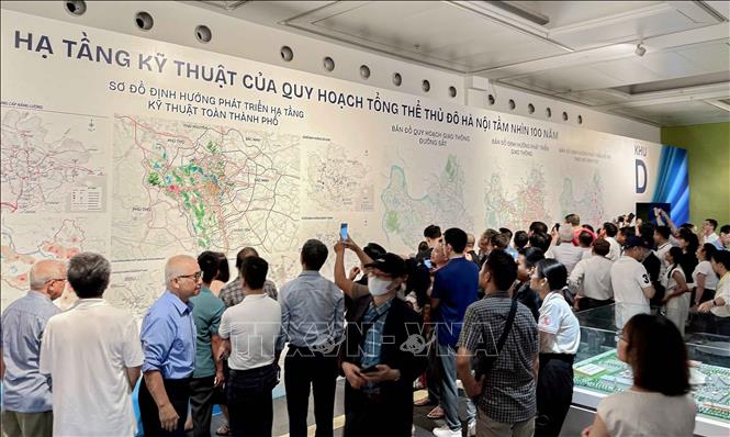 Đông đảo người dân Hà Nội quan tâm đến xem quy hoạch. Ảnh: Quốc Khánh-TTXVN
