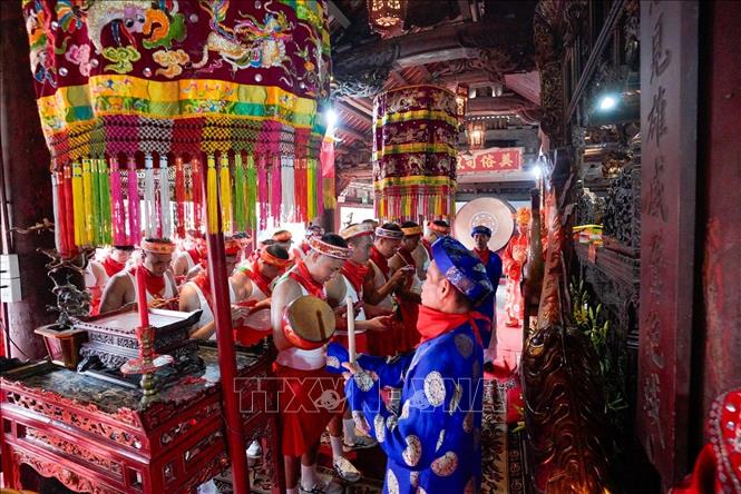 Thực hiện các nghi thức tế lễ trong đình. Ảnh: Khánh Hoà - TTXVN