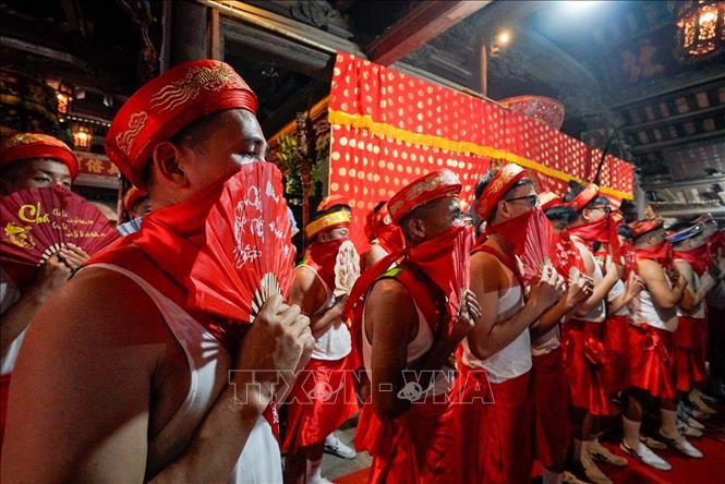 Hình ảnh những người đàn ông đội phù giá trong trang phục 