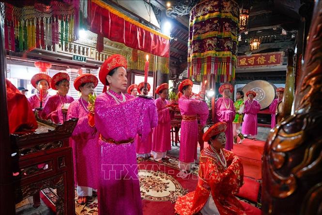 Thực hiện các nghi thức tế lễ trong đình. Ảnh: Khánh Hoà - TTXVN