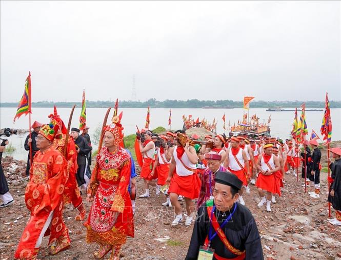 Nghi thức rước nước phản ánh tín ngưỡng tôn thờ Đức Thánh Chèm, đồng thời thể hiện sự gắn bó của cư dân với dòng sông Hồng. Ảnh: Khánh Hoà - TTXVN