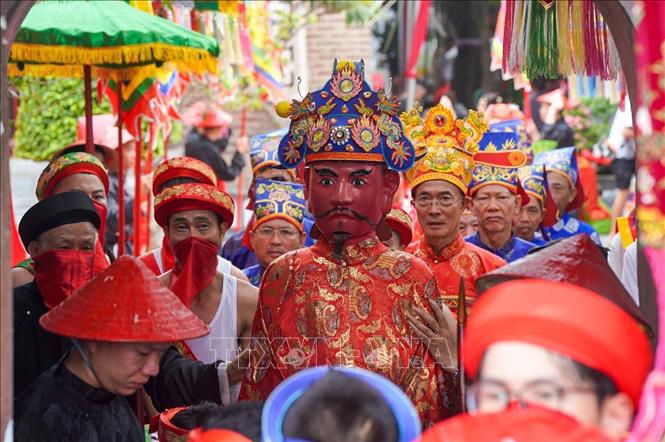 Cùng ngày (15/5 âm lịch), diễn ra lễ mộc dục (tắm tượng thánh). Ảnh: Khánh Hoà - TTXVN