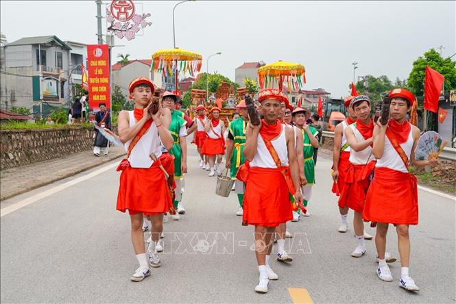 Đội phù giá với trang phục 