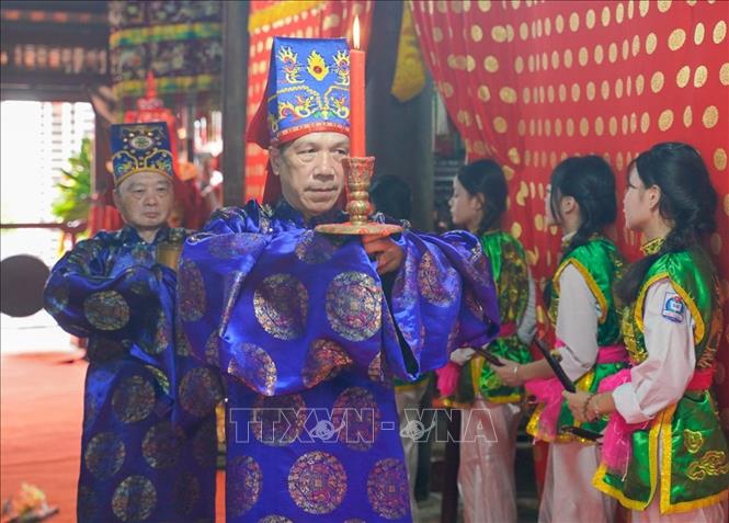 Thực hiện các nghi thức tế lễ trong đình. Ảnh: Khánh Hoà - TTXVN
