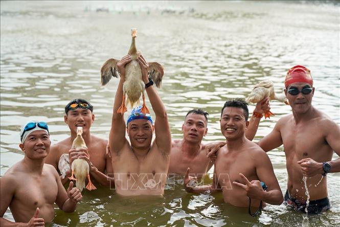 Trò chơi bắt vịt dân gian trong phần hội ngày 29/6/2026. Ảnh: Khánh Hoà - TTXVN