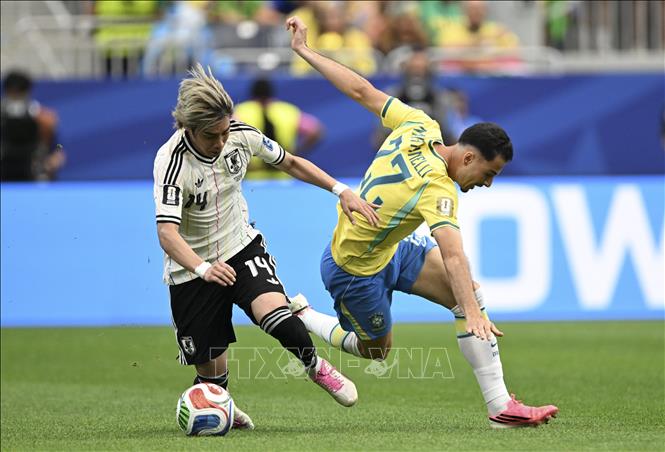 Pha tranh bóng giữa tiền vệ Ito Junya (trái) của Nhật Bản với Gabriel Martinelli của Brazil. Ảnh: THX/TTXVN phát