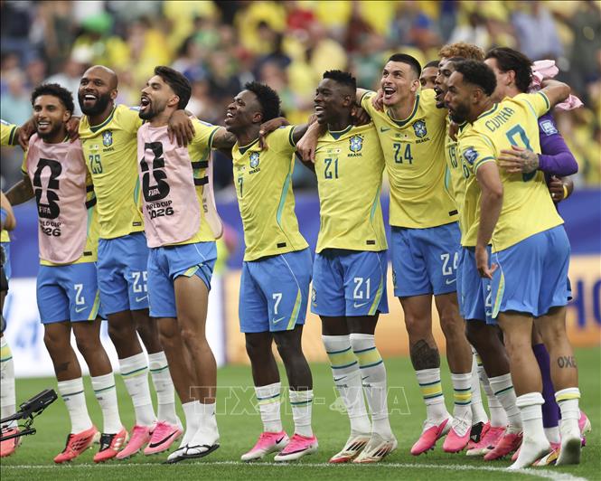 Niềm vui chiến thắng của các tuyển thủ Brazil sau 90 phút thi đấu nghẹt thở trước Nhật Bản. Ảnh: THX/TTXVN phát