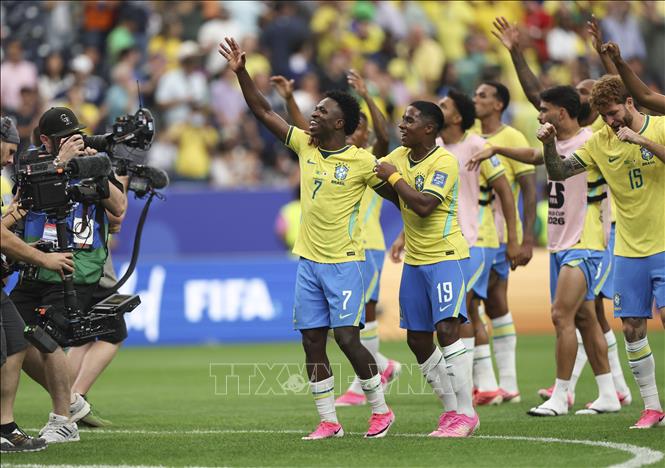 Niềm vui chiến thắng của các tuyển thủ Brazil sau 90 phút thi đấu nghẹt thở trước Nhật Bản. Ảnh: THX/TTXVN phát
