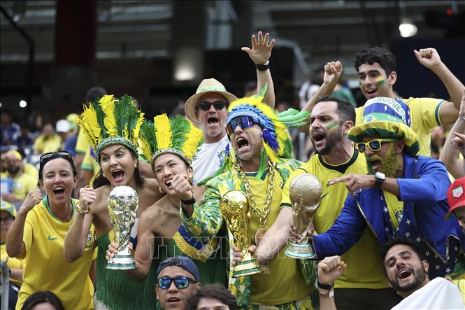 Cổ động viên Brazil cổ vũ đội tuyển ở sân Houston trước cuộc đối đầu với Nhật Bản. Ảnh: THX/TTXVN phát