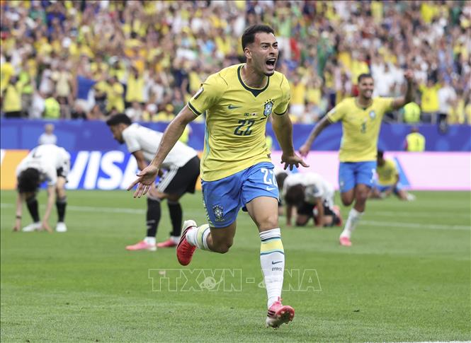 Tiền đạo Gabriel Martinelli bùng nổ cảm xúc sau khi sút tung lưới Nhật Bản ở những giây bù giờ cuối cùng, ấn định chiến thắng 2-1 cho Brazil. Ảnh: THX/TTXVN phát