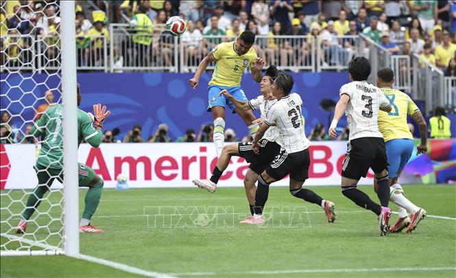 Tiền vệ Casemiro (số 5) đánh đầu cận thành sau pha kiến tạo của trung vệ Gabriel Magalhães, ghi bàn thắng gỡ hòa 1-1 cho Brazil Ảnh: THX/TTXVN phát