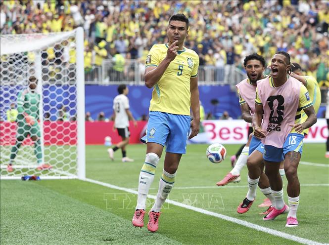 Tiền vệ Casemiro (số 5) ăn mừng bàn thắng gỡ hòa 1-1 cho Brazil trong cuộc đối đầu với Nhật Bản. Ảnh: THX/TTXVN phát