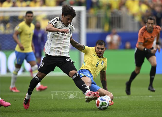 Tiền vệ Sano Kaishu (trái) của Nhật Bản tranh chấp bóng với tiền vệ Bruno Guimaraes của Brazil. Ảnh: THX/TTXVN phát