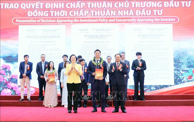 Phó Thủ tướng Phạm Thị Thanh Trà và Bí thư tỉnh Lai Châu Lê Minh Ngân trao quyết định chấp thuận chủ trương đầu tư đồng thời chấp thuận nhà đầu tư cho các doanh nghiệp. Ảnh: An Đăng - TTXVN