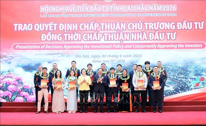Phó Thủ tướng Phạm Thị Thanh Trà và Bí thư tỉnh Lai Châu Lê Minh Ngân trao quyết định chấp thuận chủ trương đầu tư đồng thời chấp thuận nhà đầu tư cho các doanh nghiệp. Ảnh: An Đăng - TTXVN