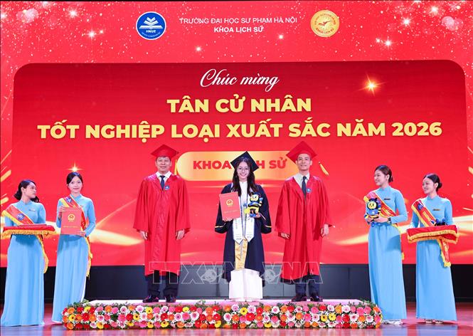 Tân cử nhân xuất sắc là sinh viên K72 nhận bằng tốt nghiệp trong buổi lễ. Ảnh: Thanh Tùng - TTXVN