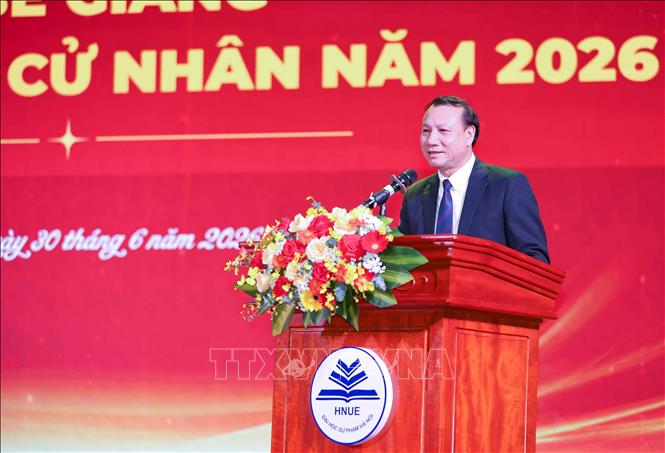 PGS.TS Nguyễn Đức Sơn – Bí thư Đảng ủy, Hiệu trưởng Nhà trường phát biểu chúc mừng các tân cử nhân. Ảnh: Thanh Tùng - TTXVN 