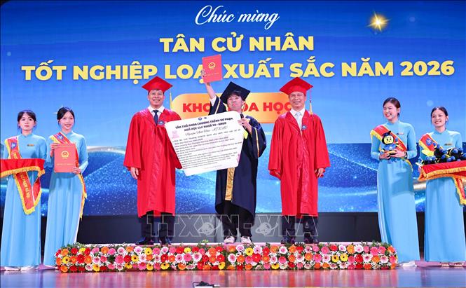 Tân cử nhân xuất sắc là sinh viên K72 nhận bằng tốt nghiệp trong buổi lễ. Ảnh: Thanh Tùng - TTXVN