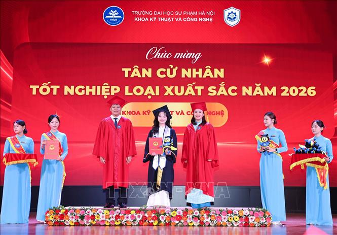 Tân cử nhân xuất sắc là sinh viên K72 nhận bằng tốt nghiệp trong buổi lễ. Ảnh: Thanh Tùng - TTXVN