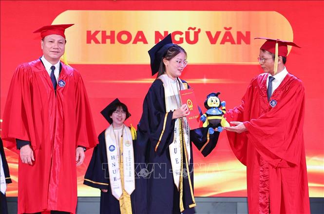 Sinh viên xuất sắc lớp CLC K72, Khoa Ngữ văn nhận bằng tốt nghiệp trong buổi lễ. Ảnh: Thanh Tùng - TTXVN