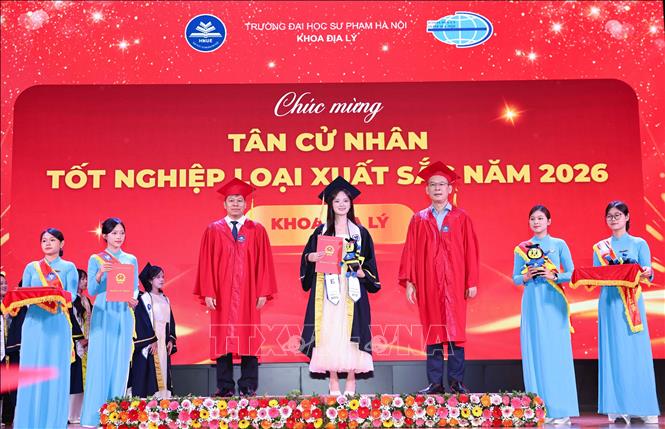 Tân cử nhân xuất sắc là sinh viên K72 nhận bằng tốt nghiệp trong buổi lễ. Ảnh: Thanh Tùng - TTXVN