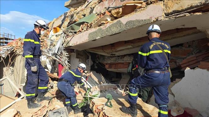 Lực lượng cứu hộ nỗ lực tìm kiếm người dân còn bị mắc kẹt trong đống đổ nát. Ảnh: Lê Hoàng/TTXVN phát