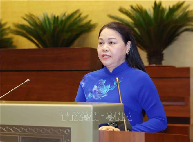 Đồng chí Nguyễn Thị Thu Hà, Uỷ viên Trung ương Đảng, Phó Chánh Văn phòng Thường trực Văn phòng Trung ương Đảng thông qua chương trình hội nghị. Ảnh: Phương Hoa - TTXVN
