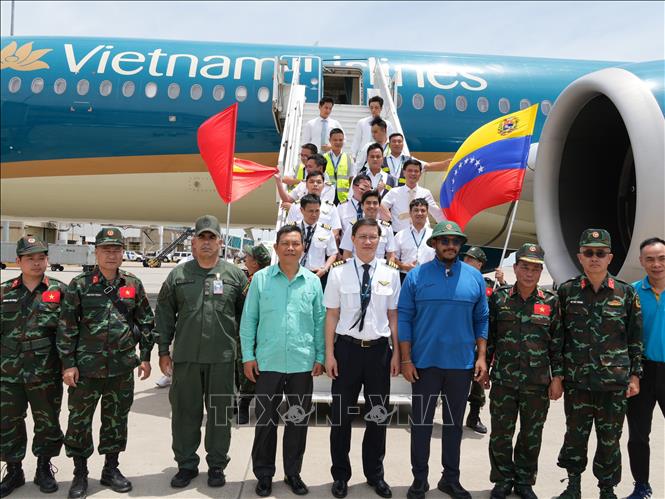 Đại diện đoàn cứu hộ Việt Nam chụp ảnh chung với đại diện lãnh đạo Venezuela và tổ bay Vietnam Airlines. Ảnh: Phi Hùng - PV TTXVN tại Mỹ Latinh
