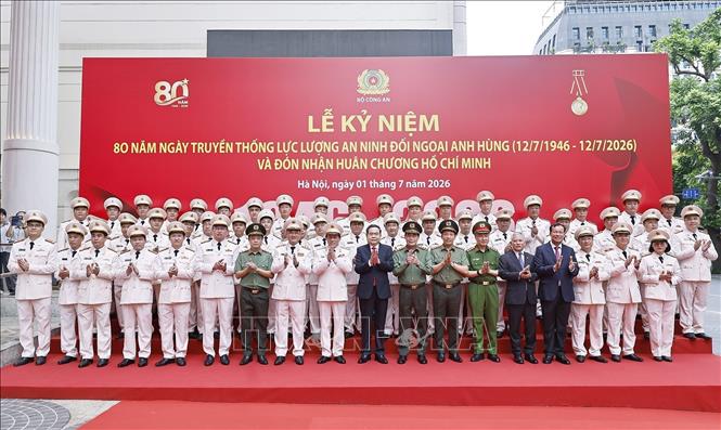 Chủ tịch Bet88app còn khuyến mãi Trần Thanh Mẫn chụp ảnh lưu niệm với lãnh đạo Bộ Công an và đại biểu. Ảnh: Doãn Tấn - TTXVN