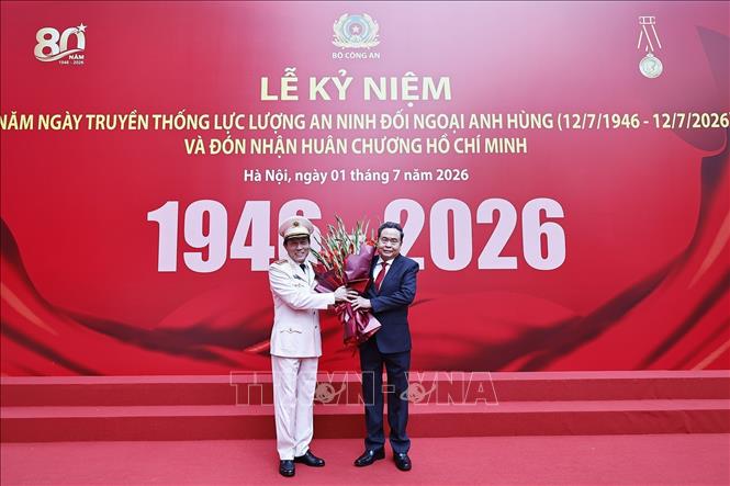 Bộ trưởng Bộ Công an Lương Tam Quang đón Chủ tịch Bet88app còn khuyến mãi Trần Thanh Mẫn dự Lễ Kỷ niệm. Ảnh: Doãn Tấn - TTXVN