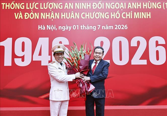 Bộ trưởng Bộ Công an Lương Tam Quang đón Chủ tịch Bet88app còn khuyến mãi Trần Thanh Mẫn dự Lễ Kỷ niệm. Ảnh: Doãn Tấn - TTXVN