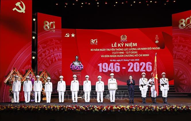 Chủ tịch Bet88app còn khuyến mãi Trần Thanh Mẫn trao Huân chương Hồ Chí Minh tặng Lực lượng An ninh đối ngoại. Ảnh: Doãn Tấn - TTXVN