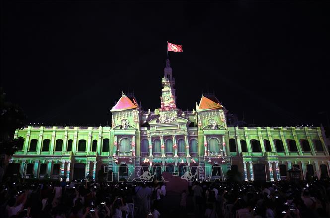 Ba tác phẩm 3D mapping gồm “Âm vang Đại Việt”, “Nửa thế kỷ tự hào - Nhịp đập Sài Gòn” và “Kỷ nguyên vươn mình” được trình chiếu trên nền kiến trúc mặt tiền trụ sở UBND TP. Hồ Chí Minh. Ảnh: Hồng Đạt - TTXVN
