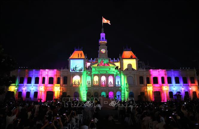 Tác phẩm 3D mapping “Nửa thế kỷ tự hào - Nhịp đập Sài Gòn” trình chiếu trên nền kiến trúc mặt tiền trụ sở UBND TP. Hồ Chí Minh trong đêm khai mạc. Ảnh: Hồng Đạt - TTXVN