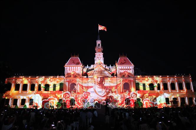 Ba tác phẩm 3D mapping gồm “Âm vang Đại Việt”, “Nửa thế kỷ tự hào - Nhịp đập Sài Gòn” và “Kỷ nguyên vươn mình” được trình chiếu trên nền kiến trúc mặt tiền trụ sở UBND TP. Hồ Chí Minh. Ảnh: Hồng Đạt - TTXVN