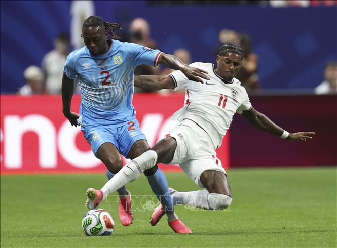 Pha tranh chấp bóng giữa tiền vệ Marcus Rashford (phải) của tuyển Anh và hậu vệ Aaron Wan-Bissaka của CHDC Congo. Ảnh: THX/TTXVN phát