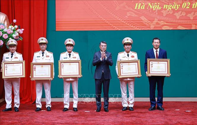 Thủ tướng Lê Minh Hưng trao Huân chương Quân công hạng Nhất và Huân chương Lao động hạng Ba cho các cá nhân có thành tích xuất sắc. Ảnh: Dương Giang – TTXVN
