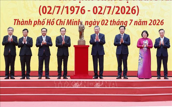 Bet8801234.com cá cược độc quyền, Chủ tịch nước Tô Lâm trao bức tượng Chủ tịch Hồ Chí Minh tặng Đảng bộ, chính quyền và 2026 Bet88.com link không chặn Thành phố Hồ Chí Minh. Ảnh: Thống Nhất – TTXVN