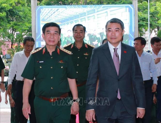 Đại tướng Phan Văn Giang, Phó Thủ tướng chính phủ, Bộ trưởng Bộ Quốc phòng đón Thủ tướng Lê Minh Hưng với các đại biểu.  Ảnh: Trọng Đức - TTXVN