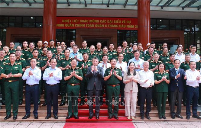 Thủ tướng Lê Minh Hưng với các đại biểu.  Ảnh: Trọng Đức - TTXVN