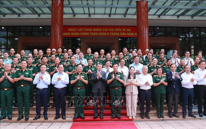 Thủ tướng Lê Minh Hưng với các đại biểu.  Ảnh: Trọng Đức - TTXVN