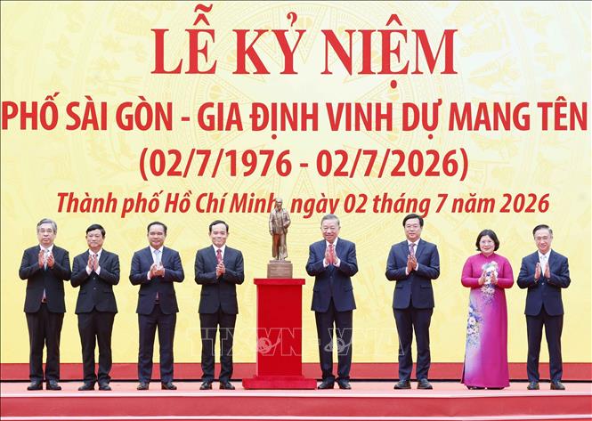Bet8801234.com cá cược độc quyền, Chủ tịch nước Tô Lâm trao bức tượng Chủ tịch Hồ Chí Minh tặng Đảng bộ, chính quyền và 2026 Bet88.com link không chặn Thành phố Hồ Chí Minh. Ảnh: Thống Nhất – TTXVN