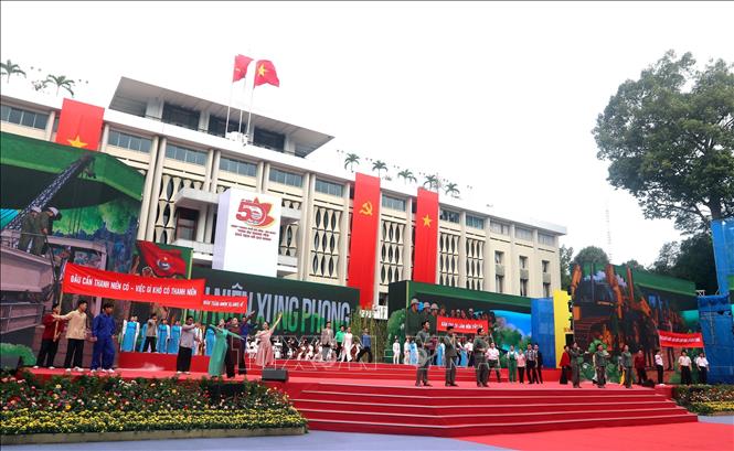 Tiếc mục văn nghệ chào mừng kỷ niệm 50 năm Ngày Sài Gòn – Gia Định chính thức vinh dự mang tên Chủ tịch Hồ Chí Minh tại Hội trường Thống Nhất (Thành phố Hồ Chí Minh). Ảnh: Thanh Vũ – TTXVN